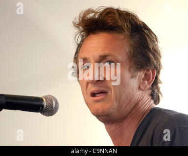 27 avril, 2008 ; Indio, CA, USA ; acteur Sean Penn parle au cours de la vallée de Coachella 2008 Music & Arts Festival à l'Empire Polo Club. Crédit obligatoire : Photo par Vaughn Youtz/ZUMA Press. (©) Copyright 2007 par Vaughn Youtz. Banque D'Images