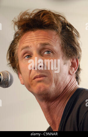 27 avril, 2008 ; Indio, CA, USA ; acteur Sean Penn parle au cours de la vallée de Coachella 2008 Music & Arts Festival à l'Empire Polo Club. Crédit obligatoire : Photo par Vaughn Youtz/ZUMA Press. (©) Copyright 2007 par Vaughn Youtz. Banque D'Images