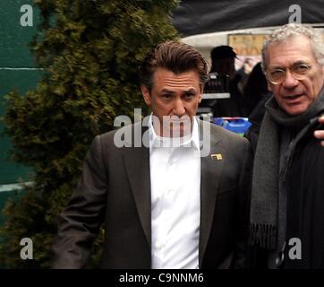 Mar. 5, 2004 - New York, New York, États-Unis - K36012RM.SUR LE PLATEAU DU FILM ''L'INTERPRÉTATION''..Bond Street, NEW YORK New York..03/05/2004.. / 2004.Sean Penn et Sydney Pollack.(Image Crédit : © Rick Mackler/Photos/ZUMAPRESS.com) Globe Banque D'Images