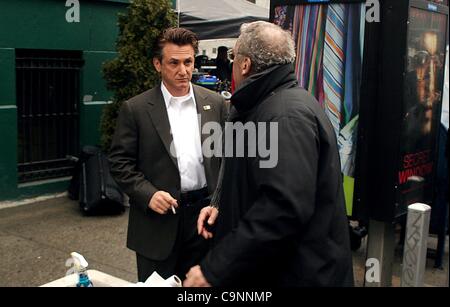 Mar. 5, 2004 - New York, New York, États-Unis - K36012RM.SUR LE PLATEAU DU FILM ''L'INTERPRÉTATION''..Bond Street, NEW YORK New York..03/05/2004.. / 2004.Sean Penn et Sydney Pollack.(Image Crédit : © Rick Mackler/Photos/ZUMAPRESS.com) Globe Banque D'Images