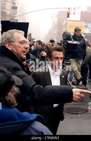 Mar. 5, 2004 - New York, New York, États-Unis - K36012RM.SUR LE PLATEAU DU FILM ''L'INTERPRÉTATION''..Bond Street, NEW YORK New York..03/05/2004.. / 2004.Sean Penn et Sydney Pollack.(Image Crédit : © Rick Mackler/Photos/ZUMAPRESS.com) Globe Banque D'Images