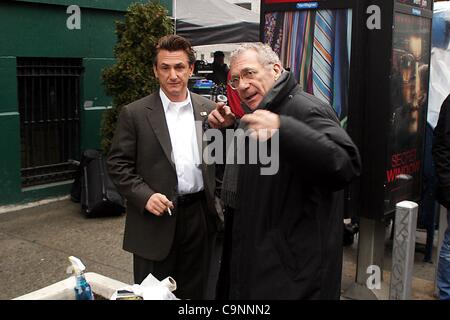 Mar. 5, 2004 - New York, New York, États-Unis - K36012RM.SUR LE PLATEAU DU FILM ''L'INTERPRÉTATION''..Bond Street, NEW YORK New York..03/05/2004.. / 2004.Sean Penn et Sydney Pollack.(Image Crédit : © Rick Mackler/Photos/ZUMAPRESS.com) Globe Banque D'Images