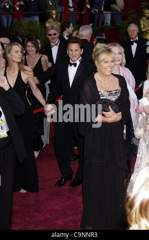 29 févr., 2004 ; Hollywood, CA, USA ; Oscars 2004. L'acteur et réalisateur Sean Penn arrivant à la 76e cérémonie des Oscars au Kodak Theatre à Hollywood.. (Crédit Image : Paul Fenton/ZUMAPRESS.com) Banque D'Images