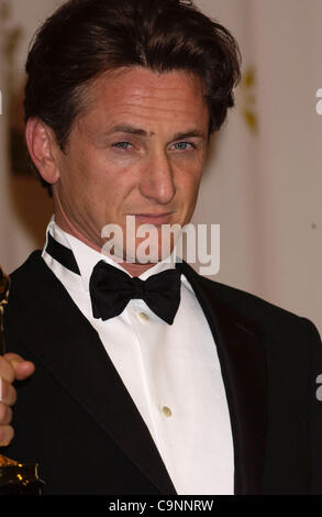 29 févr., 2004 ; Hollywood, CA, USA ; OSCARS 2004 : l'Acteur Sean Penn, qui a remporté le "Meilleur acteur" pour 'Mystic River' dans la salle de presse à la 76e Academy Awards qui a eu lieu au Kodak Theatre à Hollywood. (Crédit Image : Paul Fenton/ZUMAPRESS.com) Banque D'Images