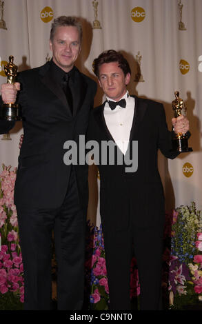 29 févr., 2004 ; Hollywood, CA, USA ; OSCARS 2004 : les acteurs Sean Penn gagnant pour le meilleur acteur dans 'Mystic River' avec TIM ROBBINS dans la salle de presse à la 76e Academy Awards qui a eu lieu au Kodak Theatre à Hollywood.. (Crédit Image : Paul Fenton/ZUMAPRESS.com) Banque D'Images