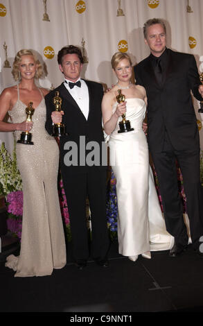 29 févr., 2004 ; Hollywood, CA, USA ; OSCARS 2004 : l'actrice charlize theron gagnant de la meilleure actrice dans 'Monster' Sean Penn gagnant pour le meilleur acteur dans 'Mystic River' avec RENEE ZELLWEGER gagnant de la meilleure actrice dans "Cold Mountain" et TIM ROBBINS dans la salle de presse à la 76e Academy Awards Banque D'Images