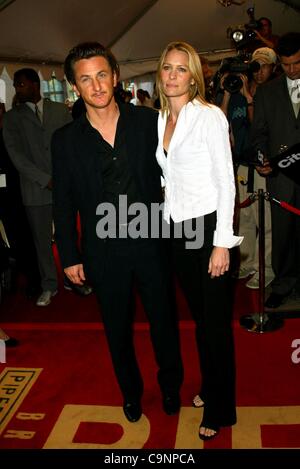 6 septembre 2002 - Toronto, Canada - WHITE OLEANDER.Gala d'avant au Roy Thomson Hall à Toronto.canada.SEAN PENN ET SA FEMME ROBIN WRIGHT PENN. BARRETT / 9-6-2002 FITZROY K26026FB (D)(Image Crédit : © Globe Photos/ZUMAPRESS.com) Banque D'Images