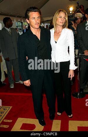 6 septembre 2002 - Toronto, Canada - WHITE OLEANDER.Gala d'avant au Roy Thomson Hall à Toronto.canada.SEAN PENN ET SA FEMME ROBIN WRIGHT PENN. BARRETT / 9-6-2002 FITZROY K26026FB (D)(Image Crédit : © Globe Photos/ZUMAPRESS.com) Banque D'Images