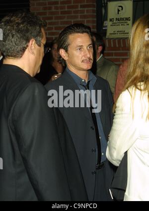 28 juin 2002 - Los Angeles, Californie, USA - Sean Penn..L'artiste autrichien Gottfried Helnwein ACCUEILLE UNE PARTIE DE L'ART POUR CÉLÉBRER L'OUVERTURE DE SON NOUVEAU STUDIO À LOS ANGELES, CA.27 JUIN 2002. NINA PROMMER/ 2002 K25433NP(Image Crédit : © Globe Photos/ZUMAPRESS.com) Banque D'Images