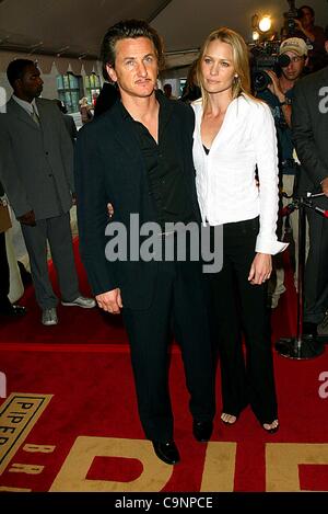 6 septembre 2002 - Toronto, Canada - WHITE OLEANDER.Gala d'avant au Roy Thomson Hall à Toronto.canada.SEAN PENN ET SA FEMME ROBIN WRIGHT PENN. BARRETT / 9-6-2002 FITZROY K26026FB (D)(Image Crédit : © Globe Photos/ZUMAPRESS.com) Banque D'Images