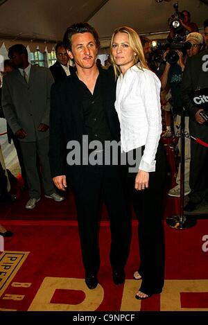 6 septembre 2002 - Toronto, Canada - WHITE OLEANDER.Gala d'avant au Roy Thomson Hall à Toronto.canada.SEAN PENN ET SA FEMME ROBIN WRIGHT PENN. BARRETT / 9-6-2002 FITZROY K26026FB (D)(Image Crédit : © Globe Photos/ZUMAPRESS.com) Banque D'Images