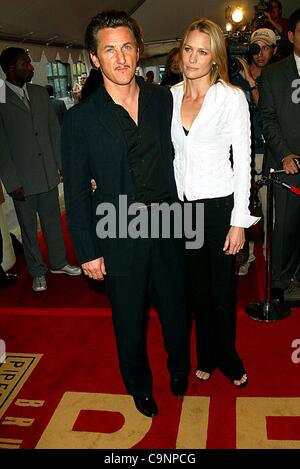 6 septembre 2002 - Toronto, Canada - WHITE OLEANDER.Gala d'avant au Roy Thomson Hall à Toronto.canada.SEAN PENN ET SA FEMME ROBIN WRIGHT PENN. BARRETT / 9-6-2002 FITZROY K26026FB (D)(Image Crédit : © Globe Photos/ZUMAPRESS.com) Banque D'Images