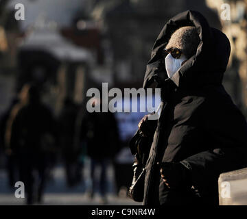 Une femme couvre son visage avec un foulard pendant un temps glacial sur le pont Charles de Prague, le jeudi 2 février 2012. Les températures en République tchèque devraient tomber à moins 30 degrés Celsius. (Photo/CTK Michal Kamaryt) Banque D'Images