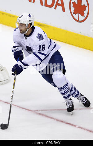 1 février 2012 - Toronto, Ontario, Canada - Toronto Maple Leaf avant Clarke MacArthur (16) déplace la rondelle au cours de l'action de la LNH contre les Penguins de Pittsburgh au Centre Air Canada à Toronto, Ontario. Toronto a battu Pittsburgh 1-0. (Crédit Image : © Jay Gula/ZUMAPRESS.com)/Southcreek Banque D'Images