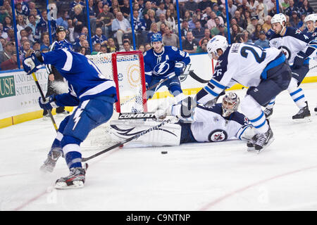 2 février 2012 - Tampa, Floride, États-Unis d'Amérique - 2 février 2012 - Tampa, Florida, United States of America gardien Ondrej Pavelec Jets de Winnipeg (31) va à la terre comme de l'aile droite des Jets de Winnipeg Blake Wheeler (26) aide au cours de la troisième période du match entre le Lightning de Tampa Bay un Banque D'Images
