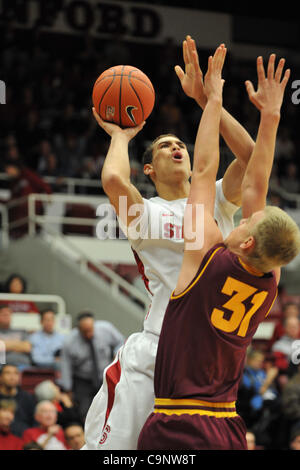 2 février 2012 - Stanford, Californie, États-Unis - Stanford Cardinal avant DWIGHT POWELL (33) tandis que l'Arizona State Sun Devils avant JONATHAN GILLING (31) pendant le match de jeudi défend au pavillon de l'érable. Beat Stanford Arizona State 68-44. (Crédit Image : © Scott Beley/ZUMAPRESS.com)/Southcreek Banque D'Images