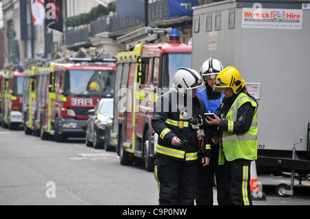 Londres, Royaume-Uni. 4e Février, 2012. Les équipes de pompiers à assister à un incendie majeur dans un bâtiment sur Grafton Street dans le quartier londonien de Mayfair, près de Bond Street. Banque D'Images