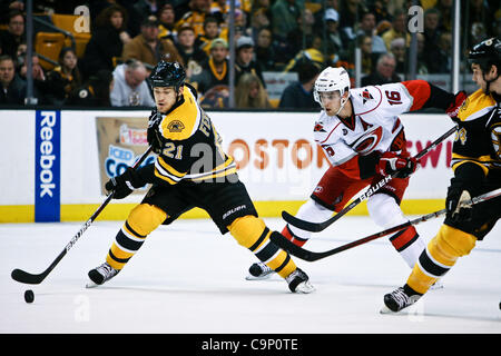 2 février 2012 - Boston, Massachusetts, États-Unis - le défenseur des Bruins de Boston, Andrew Ference (21) fait une passe à Boston Bruins le défenseur Adam McQuaid (54) dans la troisième période du match contre les Hurricanes de la Caroline au TD Garden de Boston, Massachusetts. Les ouragans beat 3 Bruins - 0. (Crédit Image : Banque D'Images