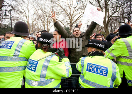 Gouvernement Anti-Syrian manifestants se heurtent à la police à l'extérieur de l'ambassade de Syrie au centre de Londres. Photo:Jeff Gilbert Banque D'Images