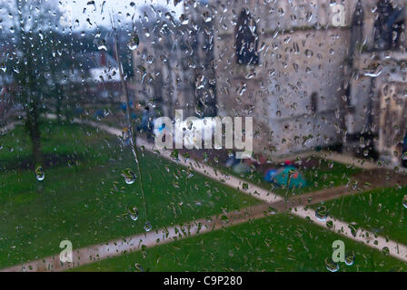 Vue d'occuper le camp sur la cathédrale d'Exeter Exeter Vert à partir d'une pluie d'Occupy fenêtre site Exeter 2 Banque D'Images