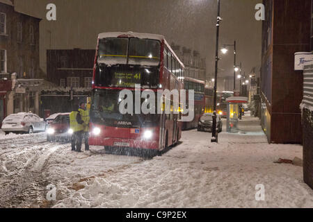 Londres, Royaume-Uni. 5Th Feb 2012. Les autobus échoués au cours de tempête hivernale - Crouch End - Londres - dans les premières heures du dimanche matin. Banque D'Images