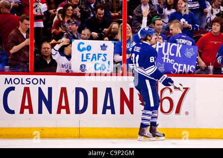 10 févr. 04, 2012 - Ottawa, Ontario, Canada - Phil Kessel(81) au cours de l'action entre les sénateurs et les Leafs. (Crédit Image : © Leon Switzer/ZUMAPRESS.com)/Southcreek Banque D'Images