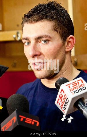 10 févr. 04, 2012 - Ottawa, Ontario, Canada - Joffrey Lupul parle avec le support après l'action entre les sénateurs et les Leafs. (Crédit Image : © Leon Switzer/ZUMAPRESS.com)/Southcreek Banque D'Images