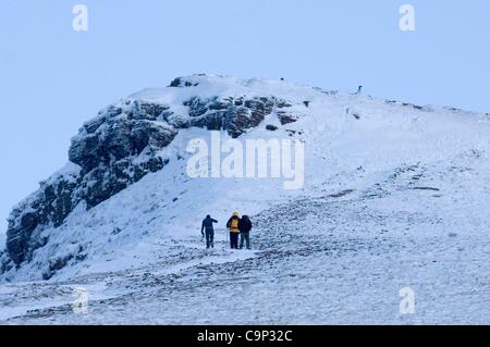 4e Février, 2012. Les marcheurs à faire leur chemin vers le bas du sommet du Pen Y Fan dans le couvert de neige au milieu de Brecon Beacons au Pays de Galles ce soir. Banque D'Images