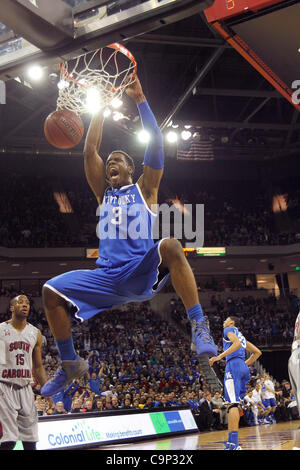 4 février 2012 - Columbia, SC - Kentucky Wildcats avant Terrence Jones (3) s'est rendu dans le panier avec autorité dans la première moitié du Kentucky vs Caroline du Sud basket-ball jeu samedi, 4 février 2012 en Colombie-Britannique , L.C. (à gauche est en Caroline du Sud avant Gamecocks Malik Cooke (15). Le Kentucky a gagné Banque D'Images