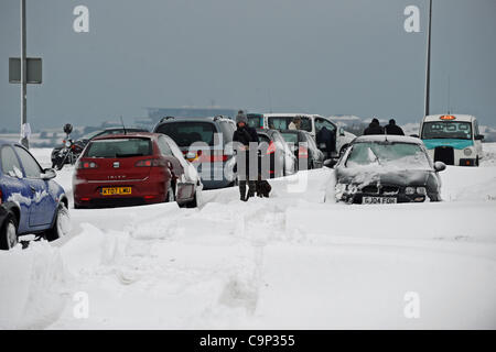 Woodingdean, Sussex, UK. 5 Février, 2012. Les automobilistes coincés dans les amoncellements de neige à Woodingdean près de Brighton Banque D'Images