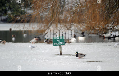 Pas de panneau de pêche sur l'étang glacé dans le petit village de Falmer près de Brighton East Sussex Royaume-Uni Banque D'Images