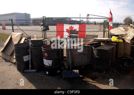 London, Ontario, Canada - le 4 février 2012. Un jour après avoir appris qu'ils emplois disparus et l'usine qui avait été ouvert pendant plus de 60 ans a dû être fermé, les travailleurs de l'unité mobile a continué leur piquet. Le syndicat des Travailleurs canadiens de l'automobile a dit que les travailleurs vont rester en ligne jusqu'à t Banque D'Images