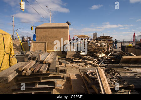 London, Ontario, Canada - le 4 février 2012. Un jour après avoir appris qu'ils emplois disparus et l'usine qui avait été ouvert pendant plus de 60 ans a dû être fermé, les travailleurs de l'unité mobile a continué leur piquet. Le syndicat des Travailleurs canadiens de l'automobile a dit que les travailleurs vont rester en ligne jusqu'à t Banque D'Images