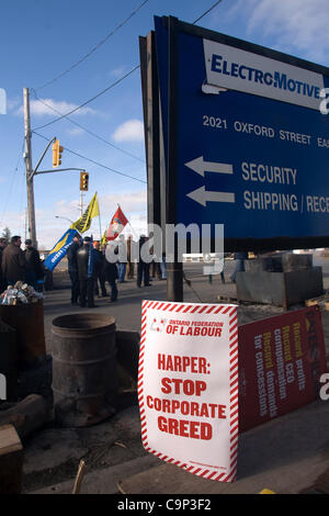 London, Ontario, Canada - le 4 février 2012. Un jour après avoir appris qu'ils emplois disparus et l'usine qui avait été ouvert pendant plus de 60 ans a dû être fermé, les travailleurs de l'unité mobile a continué leur piquet. Le syndicat des Travailleurs canadiens de l'automobile a dit que les travailleurs vont rester en ligne jusqu'à t Banque D'Images