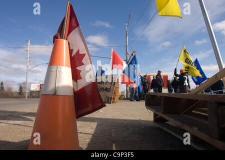London, Ontario, Canada - le 4 février 2012. Un jour après avoir appris qu'ils emplois disparus et l'usine qui avait été ouvert pendant plus de 60 ans a dû être fermé, les travailleurs de l'unité mobile a continué leur piquet. Le syndicat des Travailleurs canadiens de l'automobile a dit que les travailleurs vont rester en ligne jusqu'à t Banque D'Images