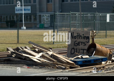 London, Ontario, Canada - le 4 février 2012. Un jour après avoir appris qu'ils emplois disparus et l'usine qui avait été ouvert pendant plus de 60 ans a dû être fermé, les travailleurs de l'unité mobile a continué leur piquet. Le syndicat des Travailleurs canadiens de l'automobile a dit que les travailleurs vont rester en ligne jusqu'à t Banque D'Images
