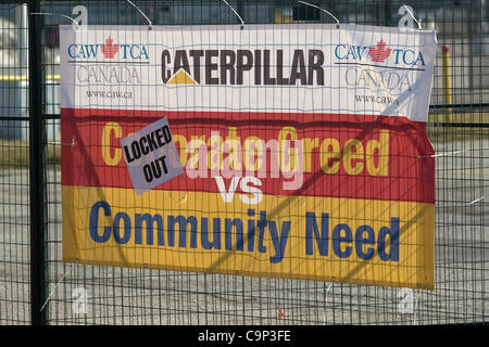 London, Ontario, Canada - le 4 février 2012. Un jour après avoir appris qu'ils emplois disparus et l'usine qui avait été ouvert pendant plus de 60 ans a dû être fermé, les travailleurs de l'unité mobile a continué leur piquet. Le syndicat des Travailleurs canadiens de l'automobile a dit que les travailleurs vont rester en ligne jusqu'à t Banque D'Images