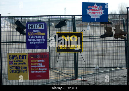 London, Ontario, Canada - le 4 février 2012. Un jour après avoir appris qu'ils emplois disparus et l'usine qui avait été ouvert pendant plus de 60 ans a dû être fermé, les travailleurs de l'unité mobile a continué leur piquet. Le syndicat des Travailleurs canadiens de l'automobile a dit que les travailleurs vont rester en ligne jusqu'à t Banque D'Images
