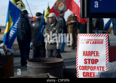 London, Ontario, Canada - le 4 février 2012. Un jour après avoir appris qu'ils emplois disparus et l'usine qui avait été ouvert pendant plus de 60 ans a dû être fermé, les travailleurs de l'unité mobile a continué leur piquet. Le syndicat des Travailleurs canadiens de l'automobile a dit que les travailleurs vont rester en ligne jusqu'à t Banque D'Images