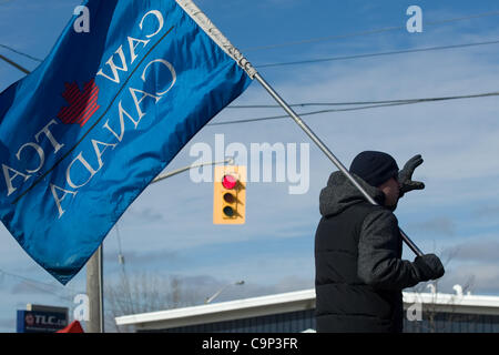 London, Ontario, Canada - le 4 février 2012. Un jour après avoir appris qu'ils emplois disparus et l'usine qui avait été ouvert pendant plus de 60 ans a dû être fermé, les travailleurs de l'unité mobile a continué leur piquet. Le syndicat des Travailleurs canadiens de l'automobile a dit que les travailleurs vont rester en ligne jusqu'à t Banque D'Images