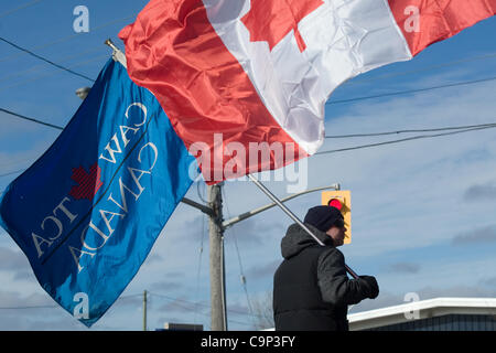 London, Ontario, Canada - le 4 février 2012. Un jour après avoir appris qu'ils emplois disparus et l'usine qui avait été ouvert pendant plus de 60 ans a dû être fermé, les travailleurs de l'unité mobile a continué leur piquet. Le syndicat des Travailleurs canadiens de l'automobile a dit que les travailleurs vont rester en ligne jusqu'à t Banque D'Images