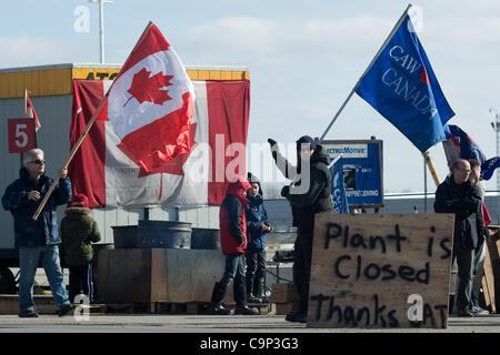 London, Ontario, Canada - le 4 février 2012. Un jour après avoir appris qu'ils emplois disparus et l'usine qui avait été ouvert pendant plus de 60 ans a dû être fermé, les travailleurs de l'unité mobile a continué leur piquet. Le syndicat des Travailleurs canadiens de l'automobile a dit que les travailleurs vont rester en ligne jusqu'à t Banque D'Images