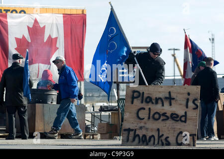 London, Ontario, Canada - le 4 février 2012. Un jour après avoir appris qu'ils emplois disparus et l'usine qui avait été ouvert pendant plus de 60 ans a dû être fermé, les travailleurs de l'unité mobile a continué leur piquet. Le syndicat des Travailleurs canadiens de l'automobile a dit que les travailleurs vont rester en ligne jusqu'à t Banque D'Images