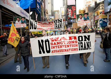 4 février 2012 : Journée Internationale d'action : Pas de guerre américain sur l'Iran. Rassemblement des militants à Times Square, NYC et mars à l'ONU et l'ambassade d'Israël pour protester contre la campagne de guerre contre l'Iran, les sanctions et les frappes de drones. Banque D'Images