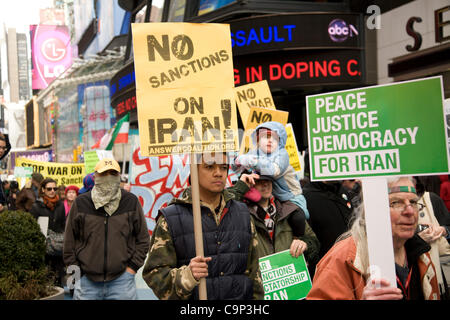 4 février 2012 : Journée Internationale d'action : Pas de guerre américain sur l'Iran. Rassemblement des militants à Times Square, NYC et mars à l'ONU et l'ambassade d'Israël pour protester contre la campagne de guerre contre l'Iran, les sanctions et les frappes de drones. Banque D'Images