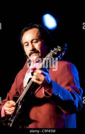 LINCOLN, CA - 3 février : Jorge sur une guitare solo avec Arturo Cisneros y sus Freddy's à Thunder Valley Casino Resort de Lincoln, Californie le 3 février 2012 Banque D'Images