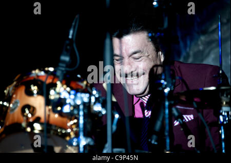 LINCOLN, CA - 3 février : Ruperto sur batterie avec Arturo Cisneros y sus Freddy's à Thunder Valley Casino Resort de Lincoln, Californie le 3 février 2012 Banque D'Images