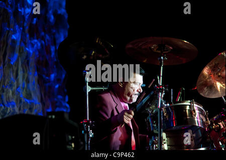 LINCOLN, CA - 3 février : Ruperto sur batterie avec Arturo Cisneros y sus Freddy's à Thunder Valley Casino Resort de Lincoln, Californie le 3 février 2012 Banque D'Images