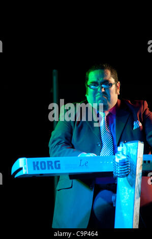 LINCOLN, CA - 3 février : Octavio sur les claviers avec Arturo Cisneros y sus Freddy's à Thunder Valley Casino Resort de Lincoln, Californie le 3 février 2012 Banque D'Images