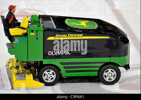 4 février 2012 - Raleigh, Caroline du Nord, États-Unis - Carolina Hurricanes zamboni conducteur lors de tonights jeu.Les ouragans défait 2-1 Kings au RBC Center de Raleigh en Caroline du Nord. (Crédit Image : © Anthony Barham/ZUMAPRESS.com)/Southcreek Banque D'Images